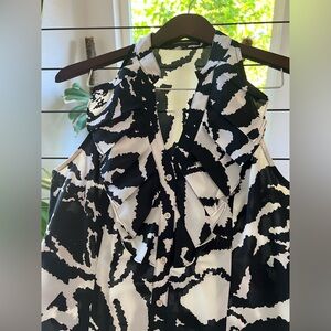 Express Black and White Print Sleeveless Ruffle Blouse. Size: Medium